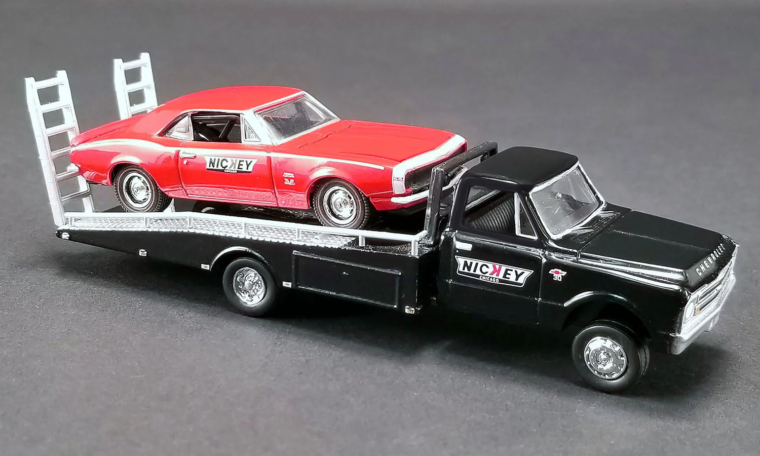 1967 Chevrolet C-30 Ramp Truck Black with 1967 Chevrolet Camaro Red "Nickey Performance" - Acme Diecast - Scala 1/64 - Image 4