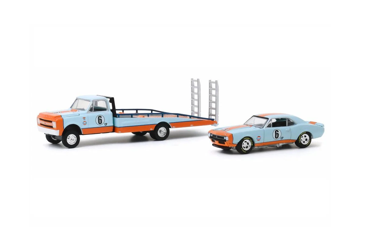Greenlight - 1967 Chevrolet C-30 Ramp Truck with 1967 Chevrolet Camaro Gulf Oil - Series HD Trucks - Scala 1/64 - Image 2
