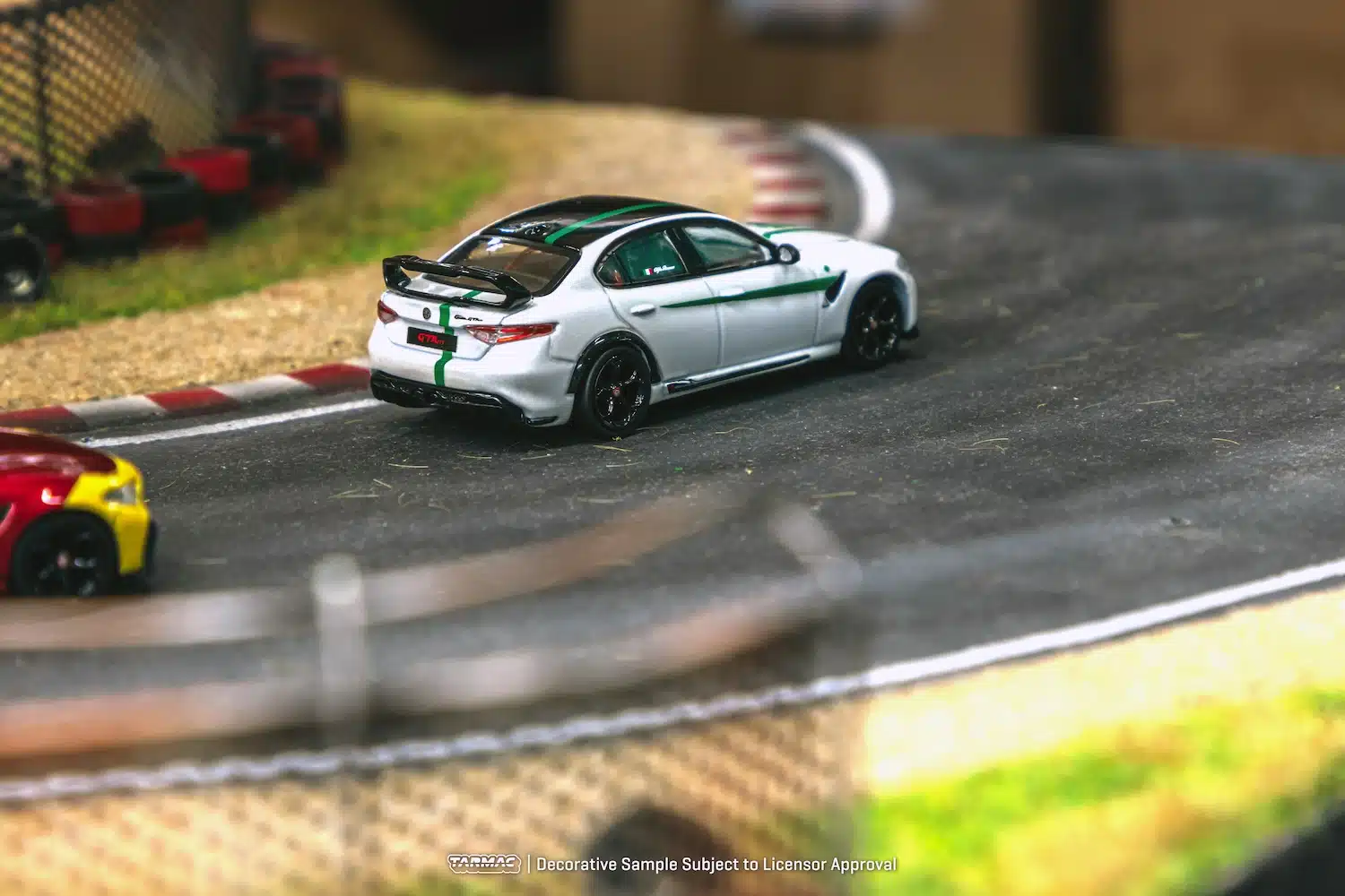 Tarmac Works - Alfa Romeo Giulia GTAm White / Green- Scala 1/64 T64G-TL031-MWG - Image 5