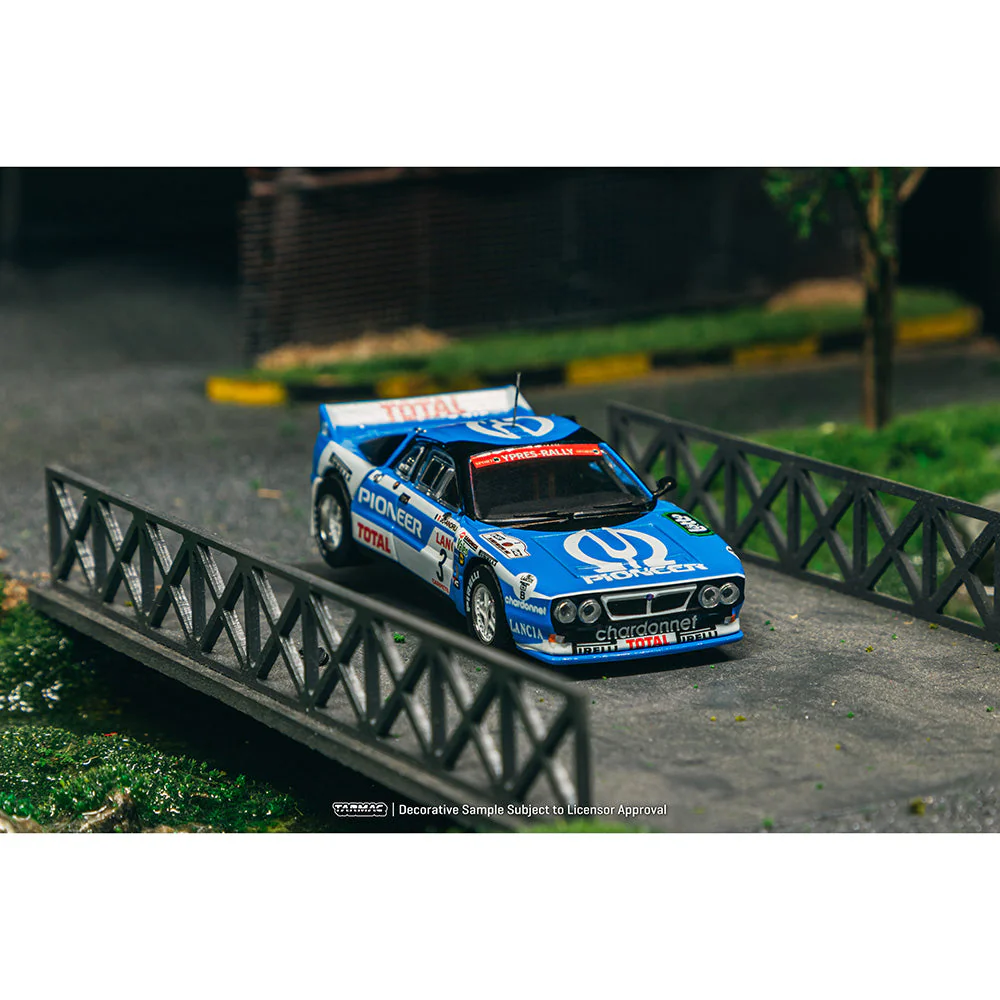 Tarmac Works - Lancia 037 Rally Ypres 24 Hours Rally 1983 - HOBBY64+ - Scala 1/64 T64P-TL002-83YR03 - Image 4