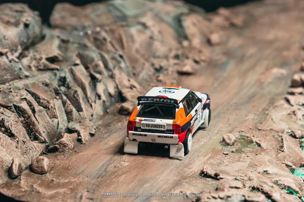 [PRE-ORDER] - Tarmac Works - Lancia Delta HF Integrale Acropolis Rally 1993 Carlos Sainz - HOBBY64 - Scala 1/64 T64-049-93ACR03 - Image 4