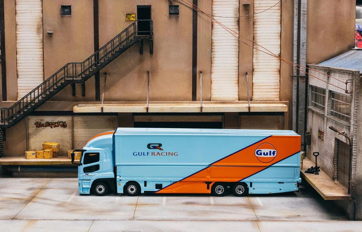 Tarmac Works - Mitsubishi Fuso Truck with Transporter Light Blue / Orange Gulf Oil - Truck64 Series - Scala 1/64 T64T-TL001-GULF - Image 3