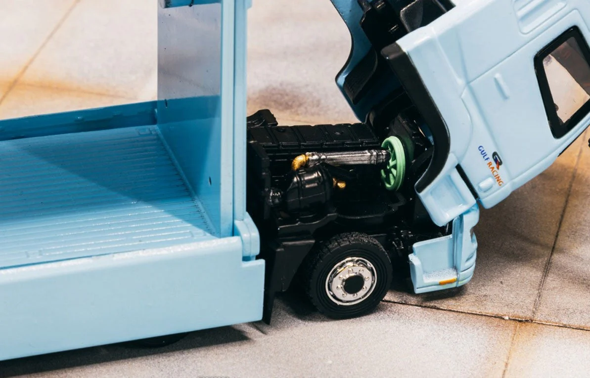 Tarmac Works - Mitsubishi Fuso Truck with Transporter Light Blue / Orange Gulf Oil - Truck64 Series - Scala 1/64 T64T-TL001-GULF - Image 4