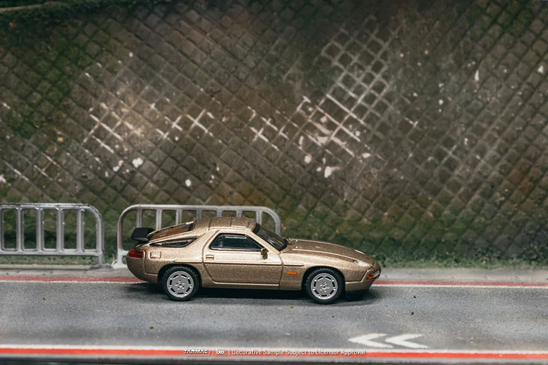 [PRE-ORDER] Tarmac Works - Porsche 928 S4 Platinum Metallic 1992 - GLOBAL64 - Scala 1/64 T64G-085-PM - Image 4