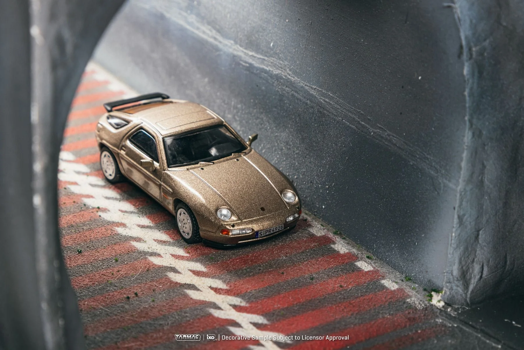 [PRE-ORDER] Tarmac Works - Porsche 928 S4 Platinum Metallic 1992 - GLOBAL64 - Scala 1/64 T64G-085-PM - Image 5