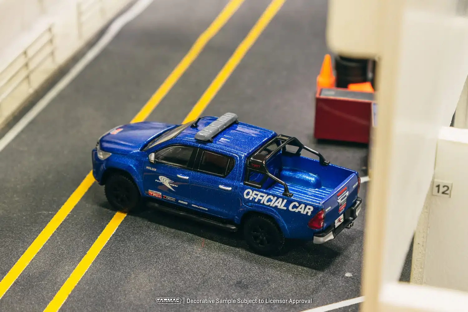 Tarmac Works - Toyota Hilux Fuji Speedway official car - HOBBY64 - Scala 1/64 T64-041-FUJI - Image 3
